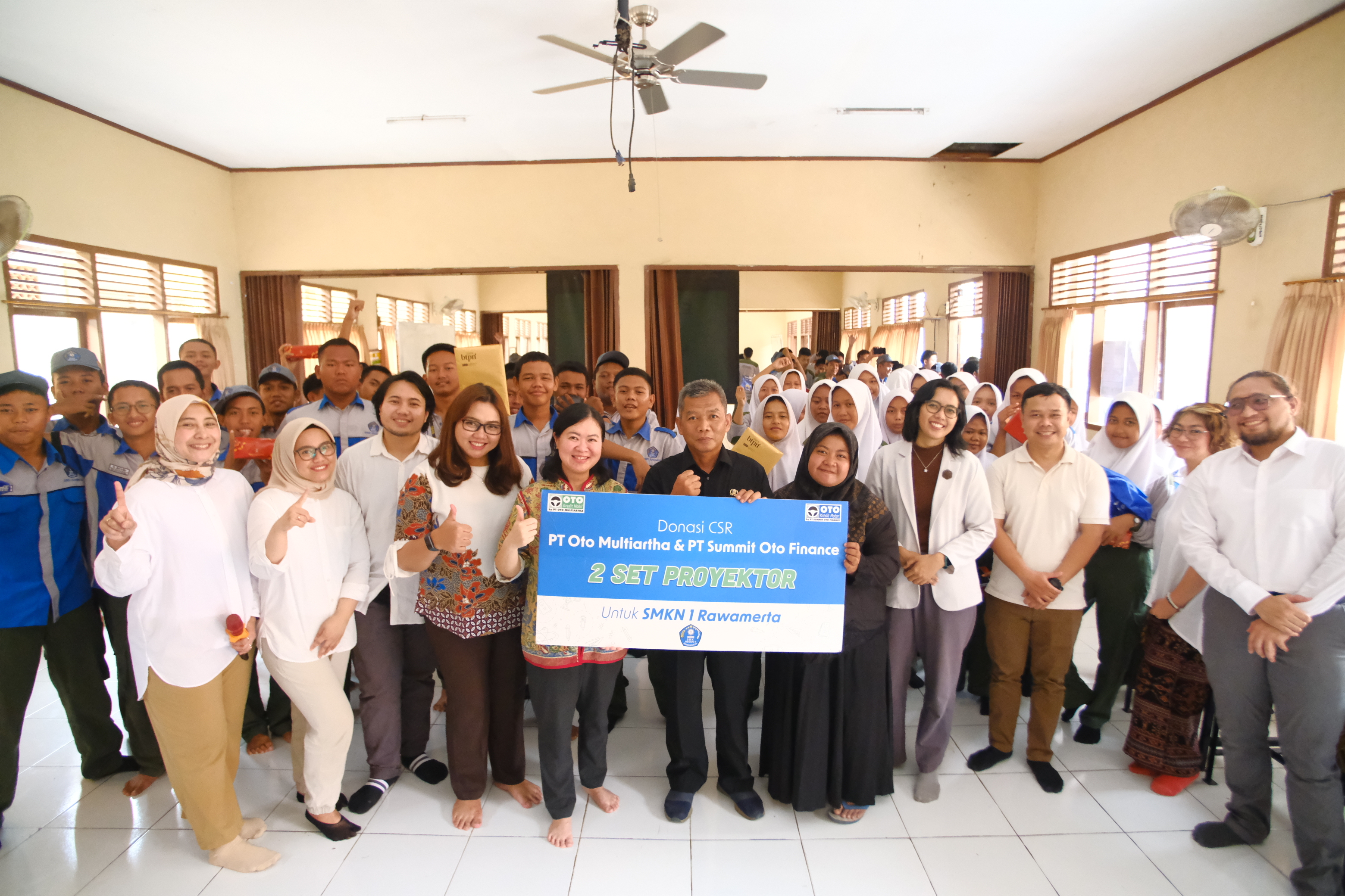 OTO Group Selenggarakan Edukasi Keuangan Dan Donasi Untuk SMKN 1 Rawamerta