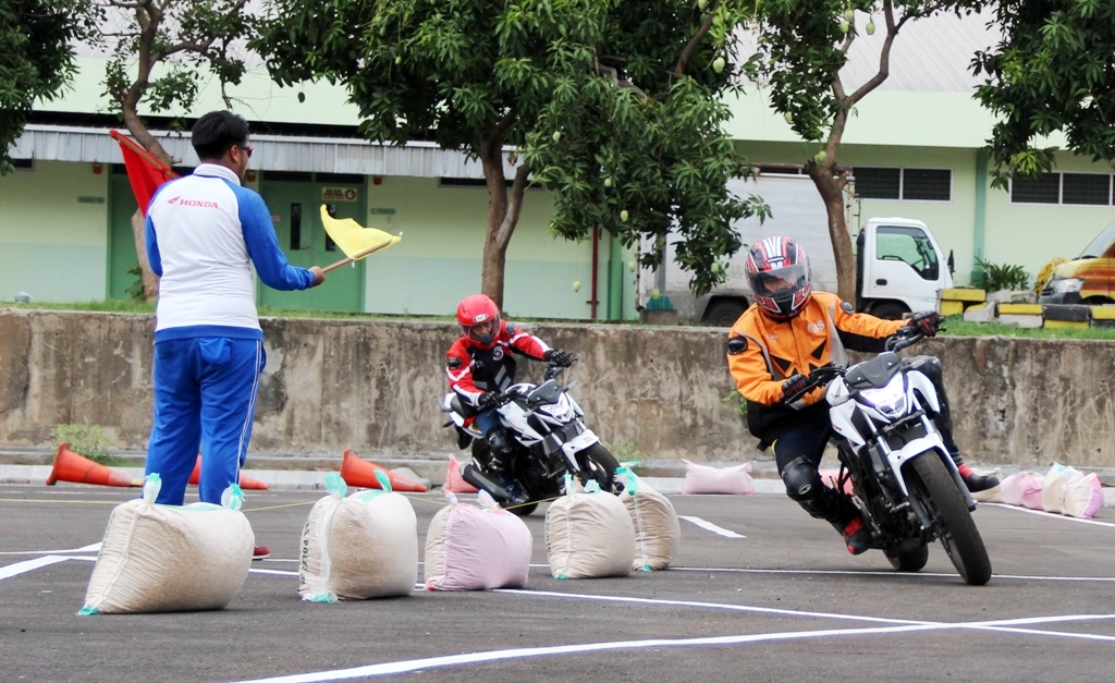 AHM Ajari Penunggang CB150R StreetFire Ilmu Balap