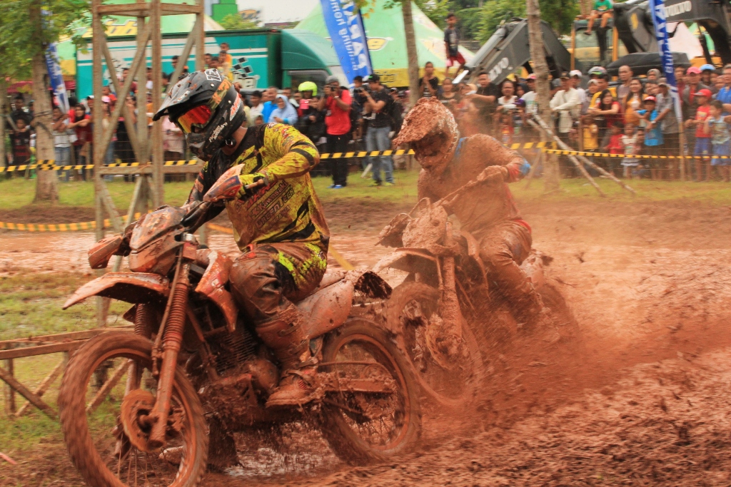 Kejuaraan Motocross di Paramount Land  Yang Penuh Lumpur