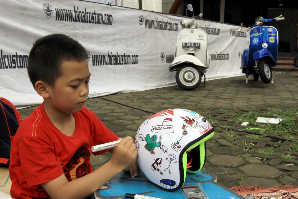 Kutu Community Gelar Lomba Merwanai Helm di Bandung