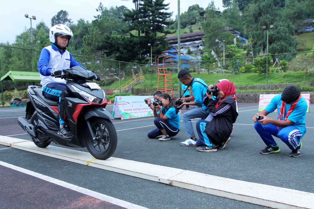 AHM Latih Pelajar SMA Ngeblog Bertema Safety Riding