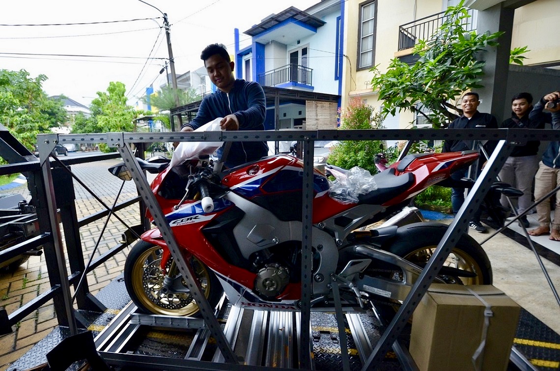 Pria 18 Tahun Jadi Pemilik Pertama Honda CBR1000RR SP