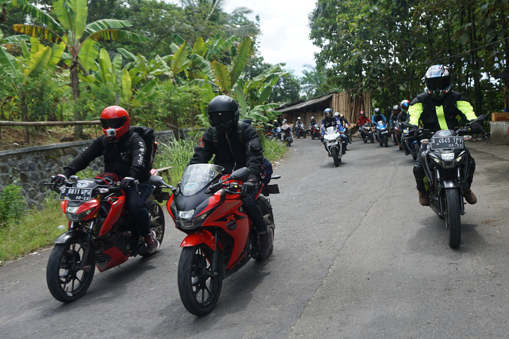 Komunitas Jurnalis Pengguna Suzuki GSX Bakti Sosial di Cisolok