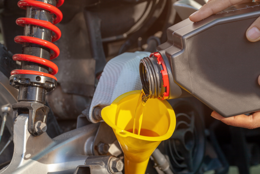 Jangan Tunggu Rusak, Ini Efek Telat Ganti Oli pada Motor!